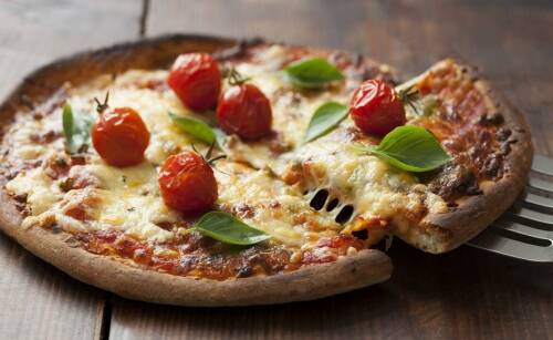 Jak drewnem opalane piece do pizzy wpływają na autentyczność serwowanych potraw?