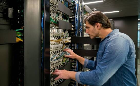 Dlaczego warto skorzystać z usług konserwacji informatycznego sprzętu?