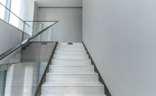 Jakie korzyści przynosi regularne sprzątanie schodowych klatek?