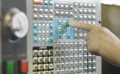 Zalety stosowania rewizyjnych okienek w przemysłowych obudowach