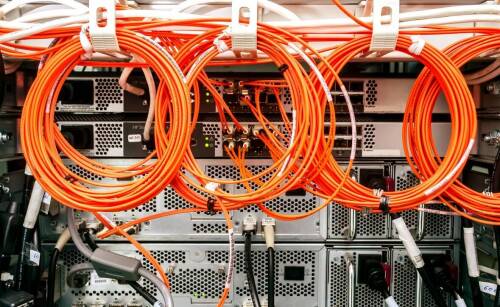 Jakie są kluczowe czynniki wpływające na wybór odpowiedniego strukturalnego okablowania?