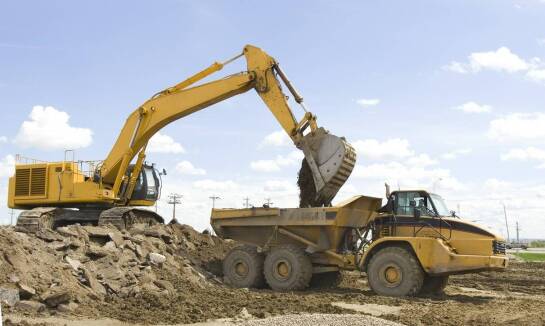 Jakie są najlepsze praktyki w transporcie betonu przy użyciu wywrotek?