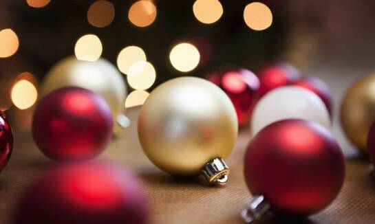 Dlaczego warto kupować tradycyjne, ręcznie tworzone bombki?