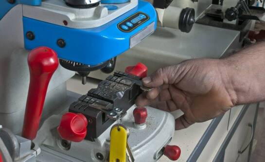 Proces dorabiania kluczy do samochodu – co musisz wiedzieć?