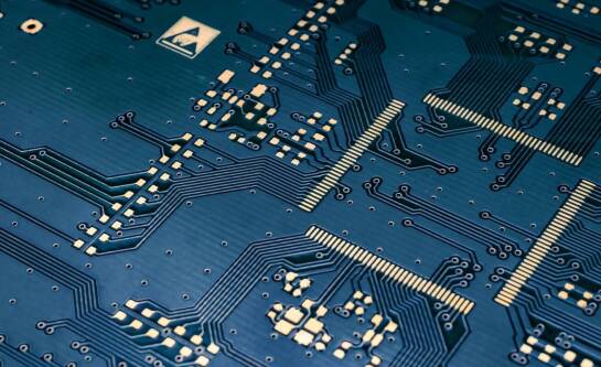 Ile złota znajduje się w płycie głównej komputera?