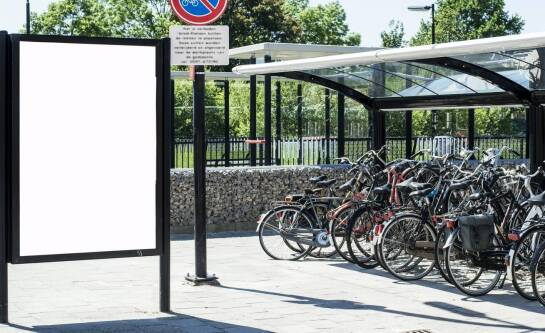 Jak druk solwentowy wspiera tworzenie estetycznych reklamowych szyldów?