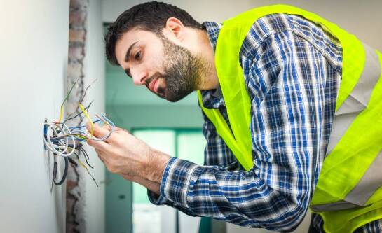 Jak elektryk w Sieradzu wspiera projekty związane z inteligentnymi domami?