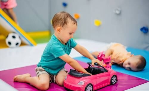 Jak opieka nad dzieckiem w Chełmnie promuje naukę poprzez zabawę?