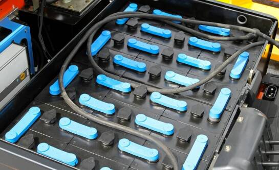 Akcesoria do trakcyjnych baterii: Jak wpływają na redukcję operacyjnych kosztów?