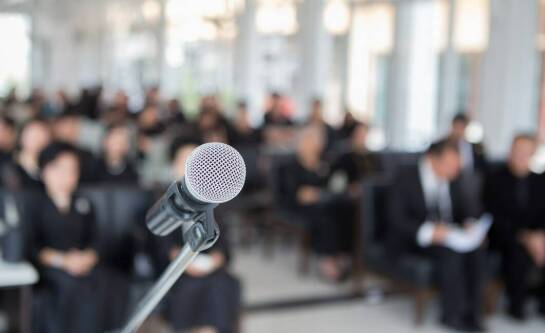 Przewodnik po tworzeniu osobistej przemowy pogrzebowej