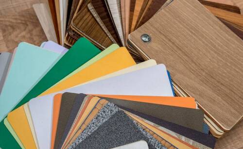 Dlaczego warto korzystać z usług hurtowni frontów meblowych przy renowacji mebli?