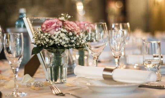 Catering na przyjęcie – jakie stołów dekoracje wybrać?