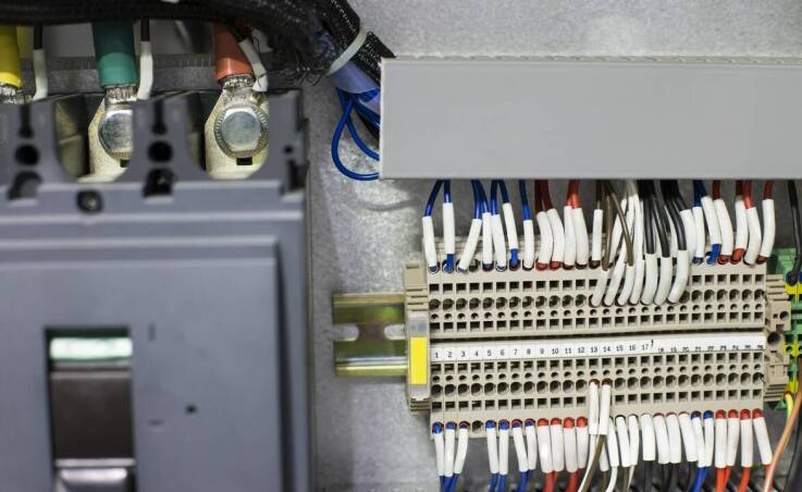 Jak poprawna instalacja kompensacyjnych układów wpływa na bezpieczeństwo energetyczne?