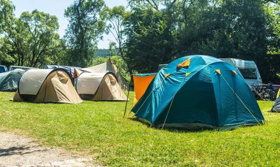 Zalety wyboru pola namiotowego w Poznaniu na wakacje rodzinne