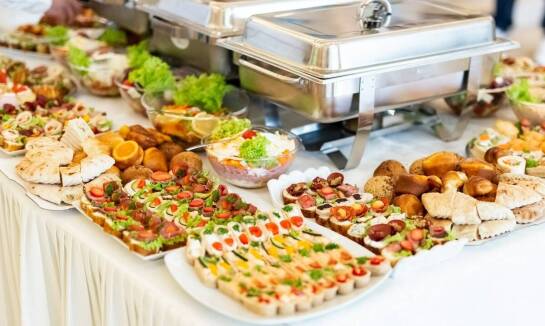 Catering na rodzinne uroczystości: jak zapewnić smak i estetykę potraw?