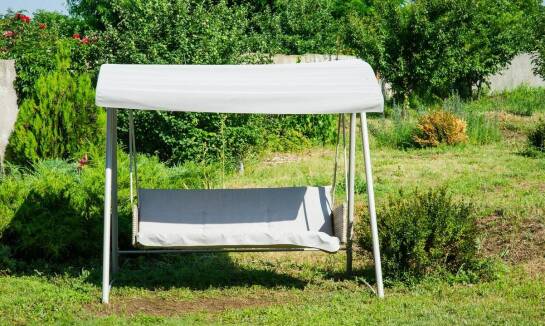 Jakie modele ogrodowych huśtawek najlepiej pasują do małych ogrodów?