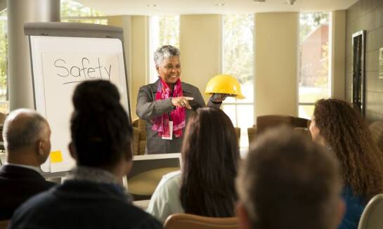 Jakie są wyzwania w organizacji szkoleń BHP dla różnych sektorów?