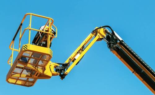 Jak wynajem koszowego podnośnika w Sieradzu wspiera działania na wysokościach?