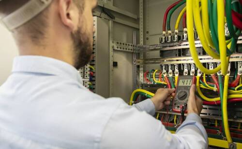 Znaczenie prostowników w eksploatacji trakcyjnych baterii