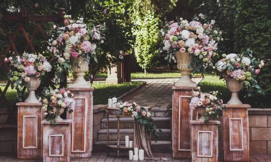 Tworzenie dekoracji florystycznych na imprezy plenerowe: co warto wziąć pod uwagę?