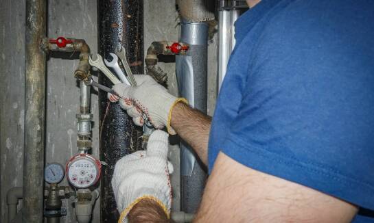 Jakie są zalety modernizacji instalacji wodno-kanalizacyjnych przez profesjonalistów?