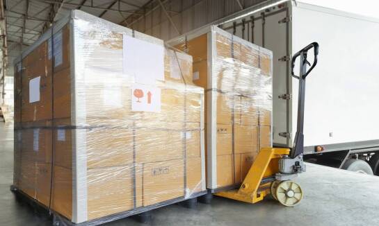 Jakie akcesoria pomagają zredukować ryzyko uszkodzeń ładunku w magazynie?