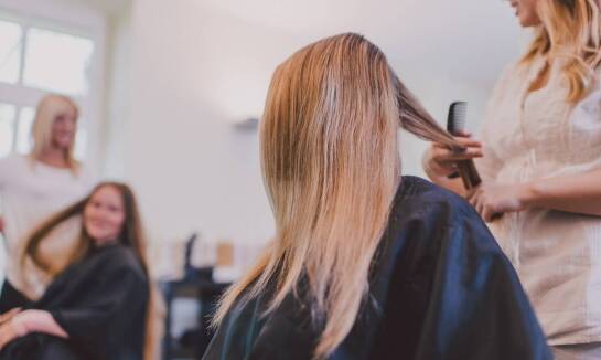 Jakie trendy w koloryzacji włosów oferuje salon fryzjerski w Zawierciu?