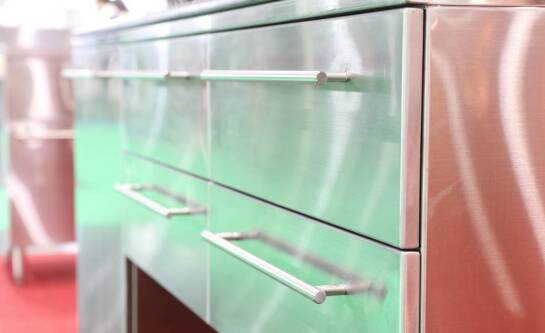 Jakie są najważniejsze cechy meblowych okuć, które wpływają na komfort użytkowania?