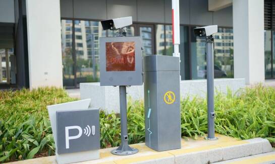 Co oferuje system monitoringu 24/7 na nowoczesnym parkingu przy lotnisku?