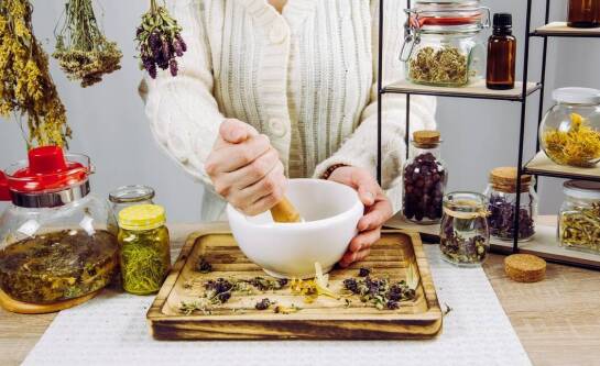 Naturalne sposoby na zdrowie: jakie zioła warto wybrać w zielarni?