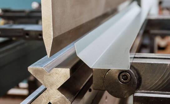 Jak uniknąć śladów narzędzia podczas gięcia blachy aluminiowej? Projekt pod kontrolą