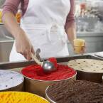 Producent maszyn do lodów a rozwój lodziarni i gastronomii sezonowej – na co zwracają uwagę profesjonaliści?