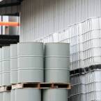 Kiedy wybrać beczki plastikowe 200l zamiast beczki stalowej?