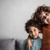 Jak dbać o kręcone włosy dziecka, by były zdrowe i lśniące?