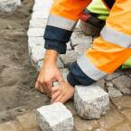 Jak ułożyć kostkę polbrukową samodzielnie?