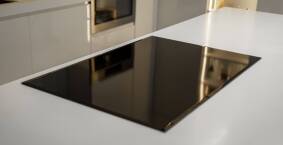 Bezpieczeństwo w kuchni – dlaczego płyty indukcyjne pozostają najlepszym wyborem dla rodzin?