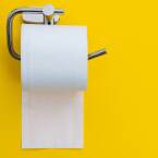 Jak dobrać uchwyty na papier toaletowy do różnych typów łazienek?