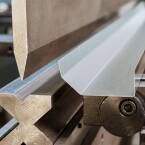 Jak uniknąć śladów narzędzia podczas gięcia blachy aluminiowej? Projekt pod kontrolą
