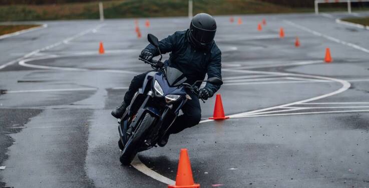 Jak przygotować się do egzaminu na motocykl: teoria, plac i ruch drogowy