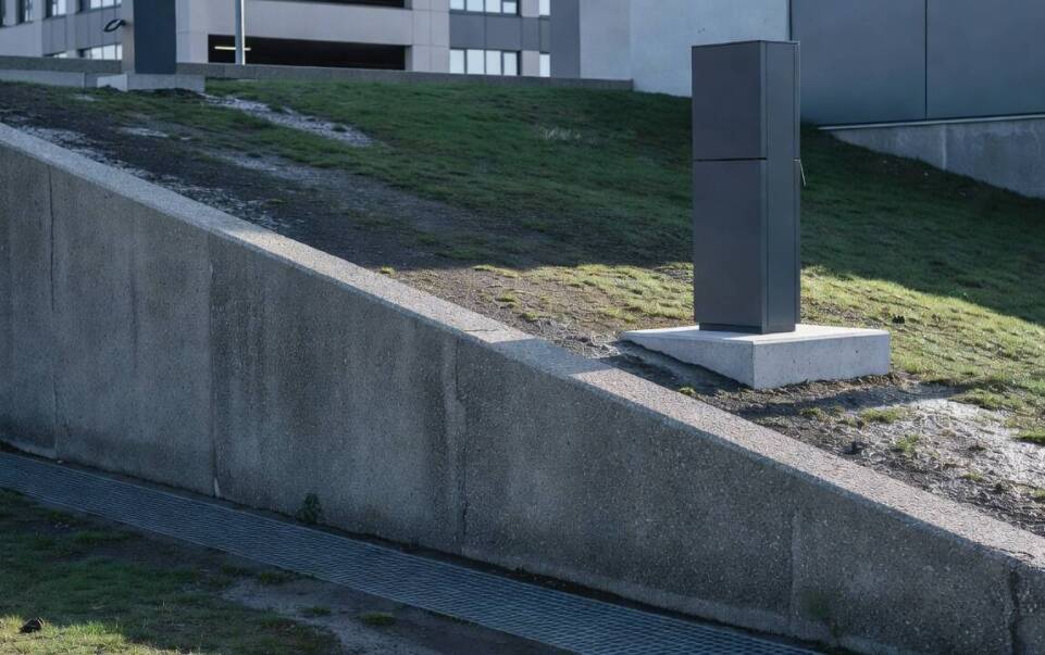 Stacja ładowania na skarpie — kiedy fundament trzeba zaplanować razem z umocnieniem terenu