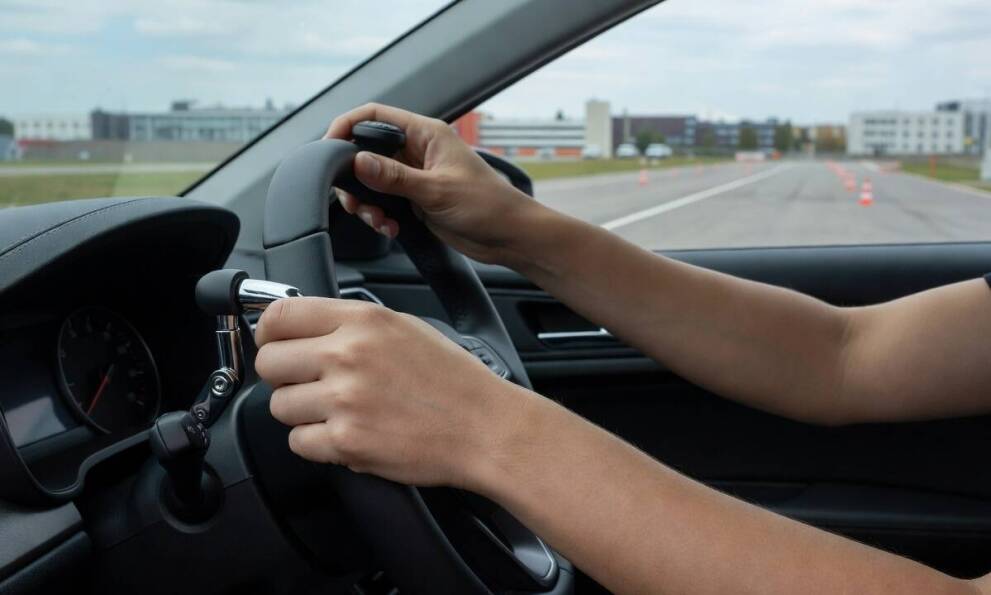 Kurs na prawo jazdy z niepełnosprawnością ruchową — jak adaptacja auta zmienia przygotowanie do egzaminu