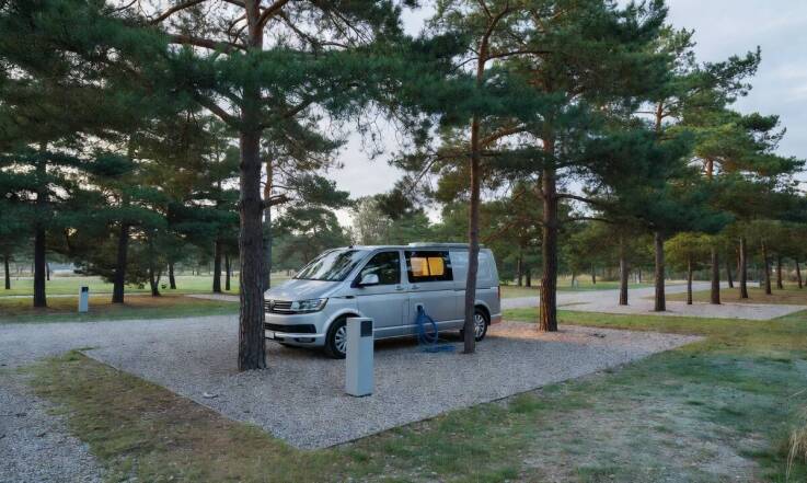 Między pełną autonomią a zależnością od infrastruktury — mechanizmy funkcjonowania bazy caravaningowej na wybrzeżu
