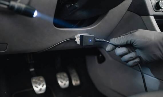 Zasilanie ze złącza OBD a gniazdo zapalniczki — techniczne aspekty instalacji sprzętu zakłócającego nawigację
