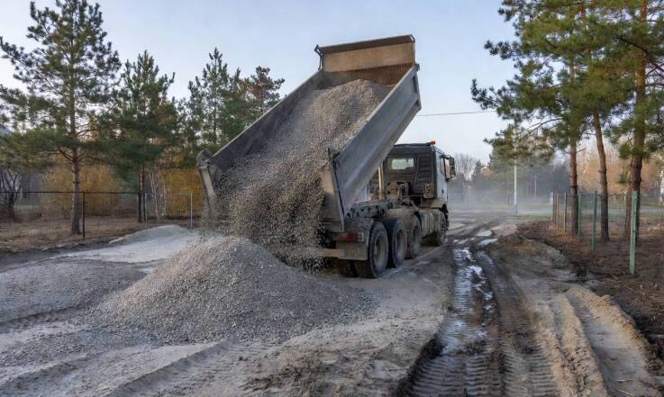 Planowanie dostaw materiałów sypkich na trudne działki — logistyka pojazdów samowyładowczych w zmiennych warunkach gruntowych