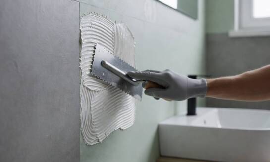 Jak przygotować ściany i nakleić winylową okładzinę w łazience, by uniknąć odspajania brytów