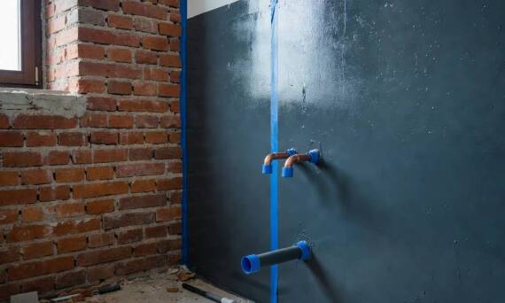 Hydroizolacja i wymiana instalacji w łazience — dlaczego w krakowskim mieszkaniu nie wolno ich rozdzielać