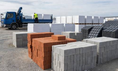 Jak zaplanować zakupy materiałów budowlanych od fundamentów po dach w jednej hurtowni