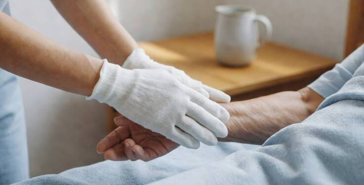 Jak rękawica myjąca pomaga utrzymać kontrolę nacisku i pracę jedną ręką przy toalecie pacjenta