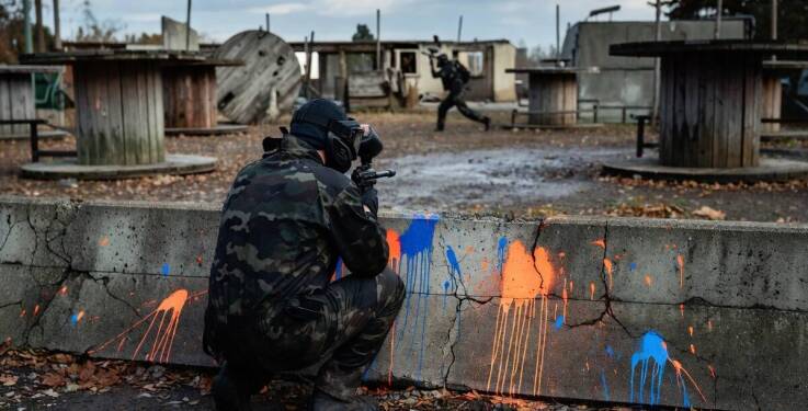 Dlaczego las, ruiny i otwarta arena dają zupełnie inny paintball podczas kawalerskiej gry