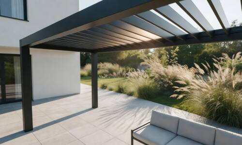 Pergola lamelowa czy tkaninowa — która konstrukcja lepiej znosi słońce, deszcz i wiatr na tarasie
